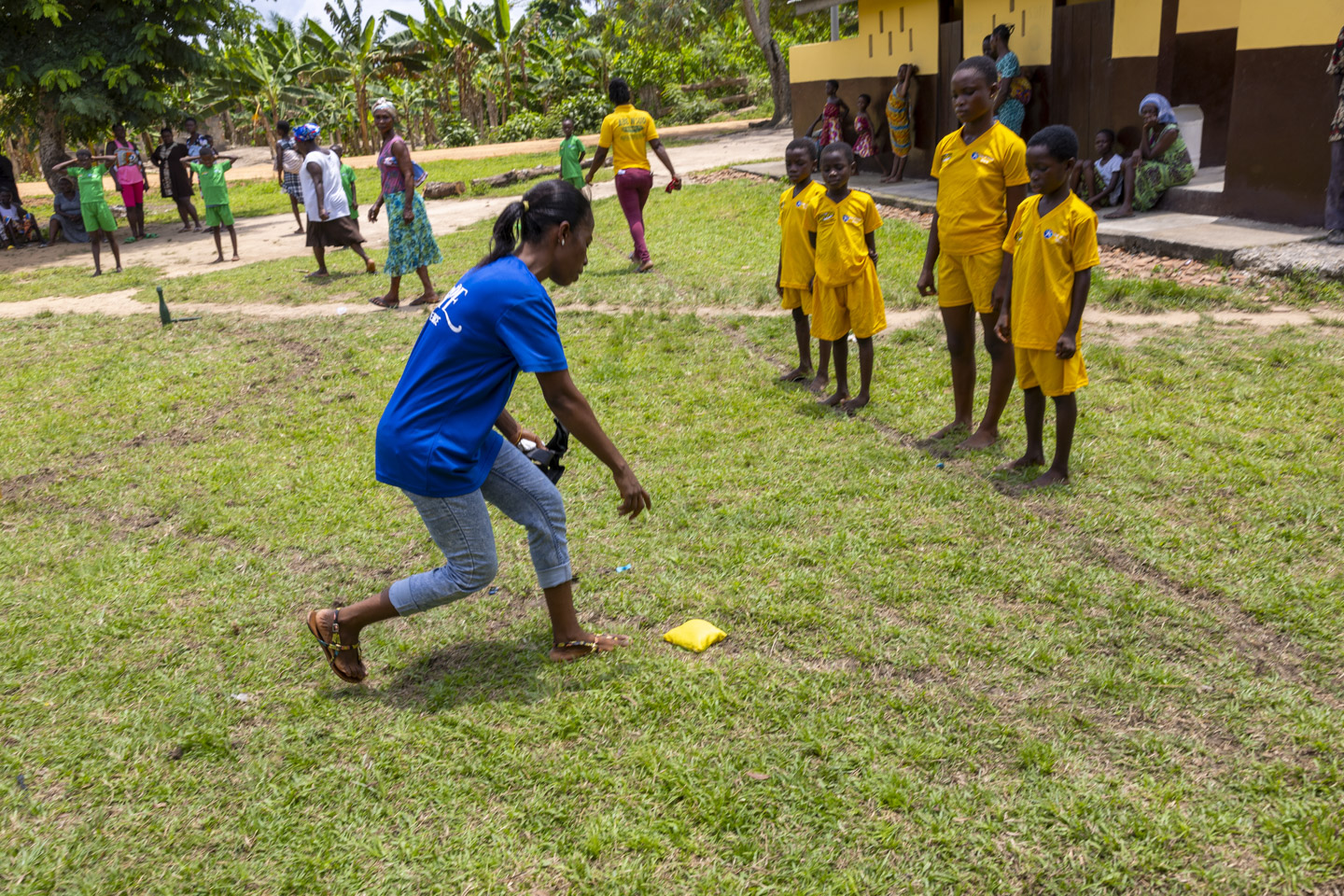 Lärare leker med barn under Awana-undervisning
