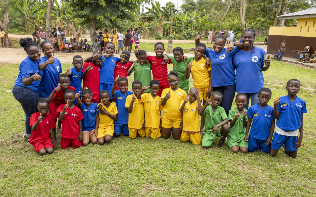 Barn med lärare under Awana-undervisning i Ghana