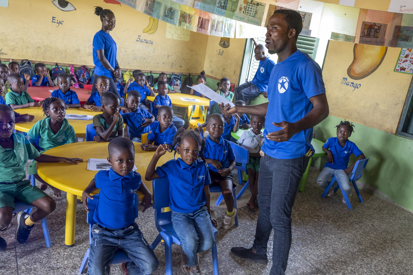 Lärare med barn under bibelstudier i Ghana