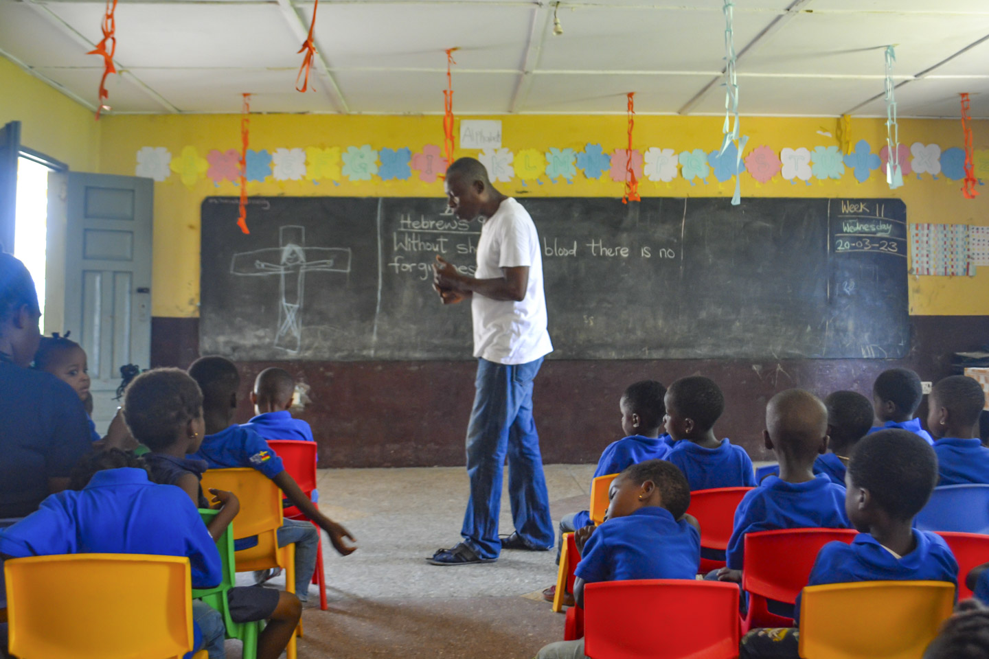 Lärare med barn under bibelstudier i Ghana
